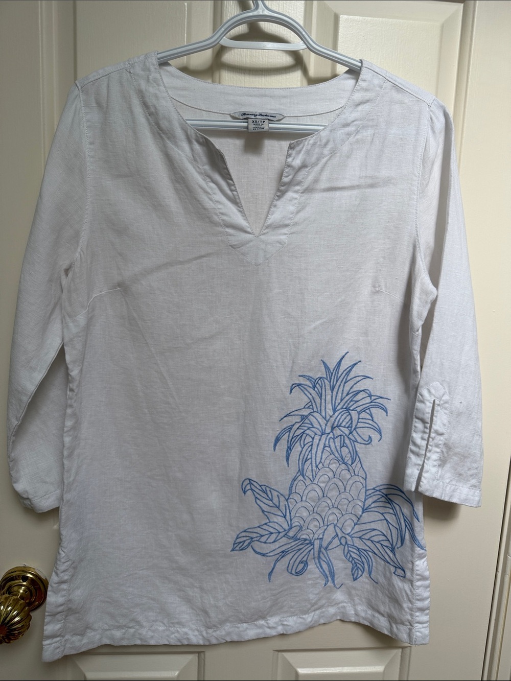 Tommy Bahama sz XS 100% Linen Tunic - White w blue embroidery pineapple motif